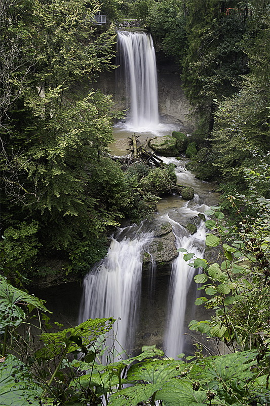 Allgäu 09 - 2014 - 20140925_0084 als Smartobjekt-1 Kopie.jpg - Tief in eine Schlucht vielen mehrere Wasserfälle herunter